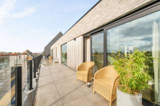 Ontdek dit prachtig appartement met groot terras, op de derde verdieping van residentie Over Leie in Harelbeke. 6% BTW mogelijk! 
Vlakbij de Leie, topgelegen leuke penthouse met 3 slaapkamers en groot terras. 

133m2 woonplezier! 

Indeling
- Lichtrijke leefruimte met grote raampartijen
- Open keuken – nog volledig zelf te kiezen naar jouw smaak!
- 3 slaapkamers (of 2 slaapkamers + bureauruimte)
- Badkamer met douche en dubbele lavabo
- Apart toilet
- Praktische berging

Zeer ruim terras om heerlijk buiten te genieten

Waarom kiezen voor dit appartement?
Dankzij de centrale ligging woon je vlak bij alle voorzieningen, belangrijke invalswegen en het gezellige centrum van Harelbeke. 

Combineer comfort, rust en bereikbaarheid op één toplocatie.

Troeven in één oogopslag:
- Nieuwbouw – volledig instapklaar onder 6% btw
- Zelf de afwerking van de keuken te kiezen
- Ruim terras met veel lichtinval
- Uitstekende ligging nabij centrum en uitvalswegen

Interesse? feline@immobeguin.be