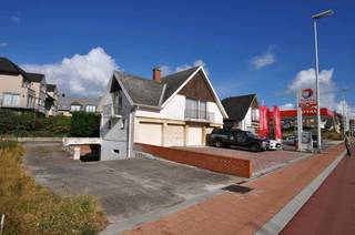 Ondergrondse garagebox gelegen dichtbij zee en het centrum.Afmetingen: hoogte = 1m75 – breedte = 2m30 – diepte = 5m40Onmiddellijk vrij...