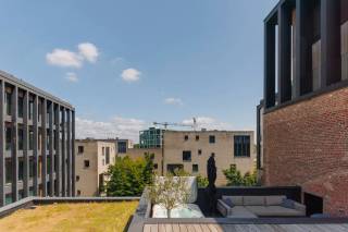 Op zoek naar een bijzondere woonplek waar karakter, comfort, luxe en locatie naadloos samenkomen? Dan zal deze unieke loft in de prestigieuze Kanaalsite van Axel Vervoordt in Wijnegem u ongetwijfeld aanspreken.<br /><br />De loft is verdeeld over twee verdiepingen en biedt een praktische indeling met een open leefruimte met indrukwekkende plafondhoogte en een heerlijk terras. De op maat gemaakte keuken is hypergeïnstalleerd met o.a. Gaggenau toestellen en een tepanyaki plaat en een quooker kraan.<br /><br />Grote raampartijen zorgen voor een overvloed aan natuurlijk licht en zetten de authentieke industriële elementen extra in de verf. Denk aan ruw beton, metalen details en een gevoel van openheid dat zelden nog te vinden is.<br /><br />Vandaag is deze magnifieke loft ingericht als een éénslaapkamer appartement met één badkamer, alle voorzieningen zitten klaar om de mezzanine verdieping in te richten als een tweede master met ensuite badkamer.<br /><br />Deze locatie aan het Albertkanaal biedt een rustige en inspirerende woonomgeving, op een boogscheut van groen, fietsverbindingen en charmante buurten. U woont hier discreet en toch met vlotte bereikbaarheid richting stad en omliggende gemeenten.<br /><br />Garagebox voor 2 auto's aan 200 euro/maand.<br /><br />Huur: 3.250,00 EUR<br />Kosten: 235,00 EUR<br />Onmiddellijk beschikbaar/onderling overleg<br /><br />Een loft als deze komt zelden op de markt. Ideaal voor wie houdt van stijlvol wonen met een verhaal. Interesse?<br /><br />Neem contact op met LISTED +32 3 283 51 51