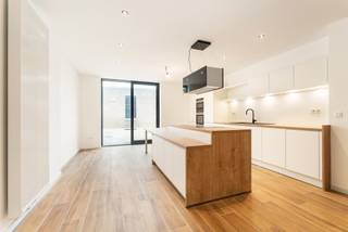 TOPPER! RUIM volledig gerenoveerd ENERGIEZUINIG APPARTEMENT met GROOT TERRAS van 65 m2 en 2 SLK. Goedgelegen in het centrum! Mogelijkheid om...