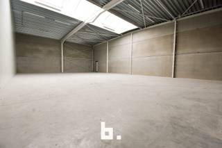 Het ruime nieuwbouwmagazijn (235m²) met gepolierde betonvloer bevindt zich in het industrieterrein te Moorslede.Uitrusting:- Nieuwbouw in beton-...