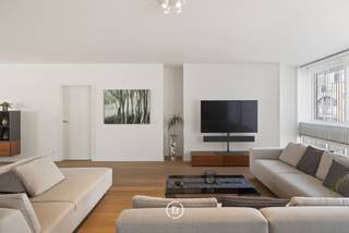 In het centrum van Genk, met open zicht op de toren van de Sint-Martinuskerk, bevindt zich dit uitzonderlijk ruim en energiezuinig...