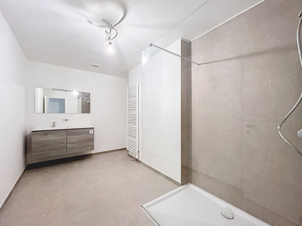 Gerenoveerd appartement te huur in centrum Kortrijk! - foto 4
