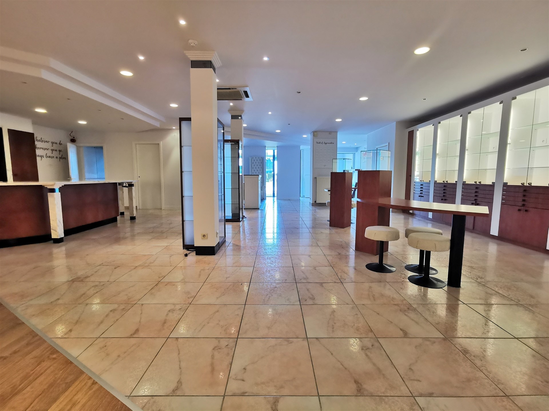 Locaux commerciaux avec diverses possibilités dans un excellent emplacement - photo 3