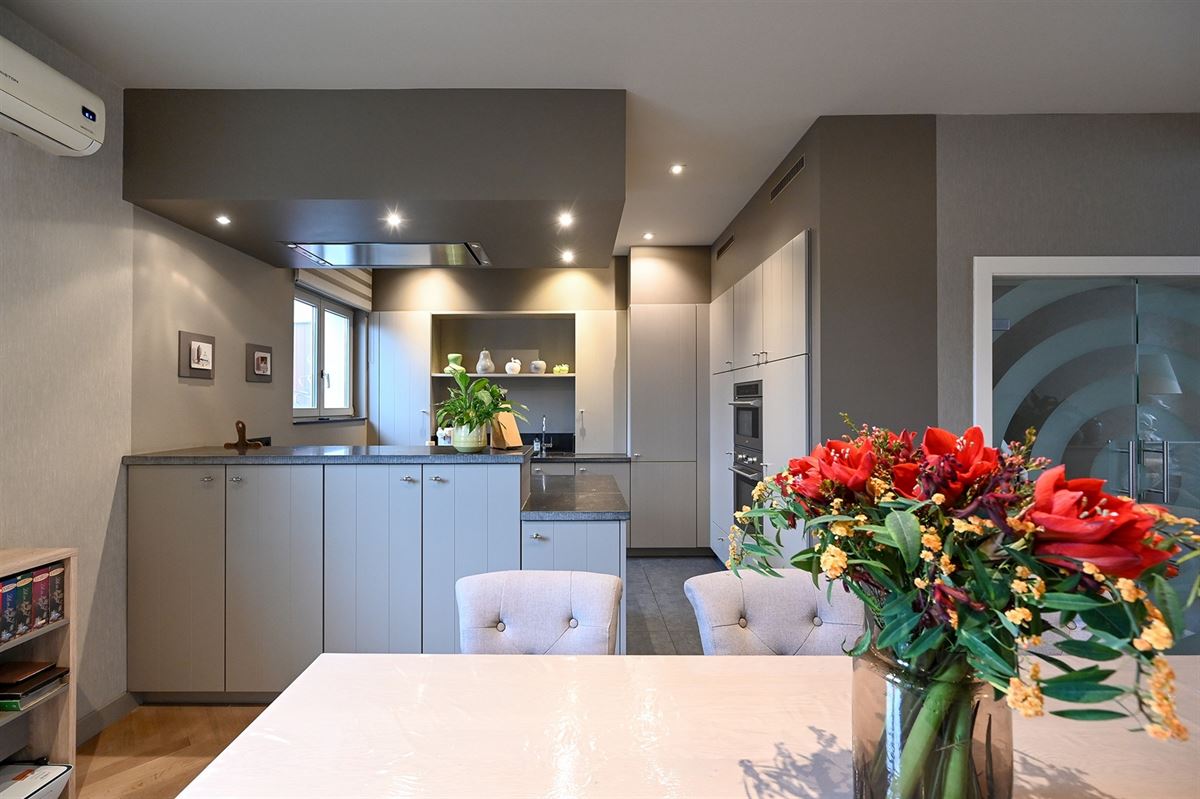 Mooie en gerenoveerde woning in populaire straat te Borgerhout - foto 5