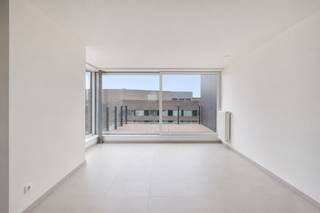 Dit prachtig nieuwbouwappartement is gelegen op een toplocatie in het centrum van Roeselare, op wandelafstand van winkels, horeca en openbaar vervoer. Het appartement bevindt zich op de vierde verdieping van residentie "HOX" en combineert een centrale ligging met hedendaags wooncomfort en energiezuinig wonen.<br /><br />Bij het binnenkomen komt u in de inkomhal, die toegang biedt tot de ruime en lichtrijke woonkamer met open keuken. Vanuit de keuken is er rechtstreeks toegang tot het ruime terras aan de voorzijde van het gebouw.<br />Verder beschikt het appartement over twee slaapkamers, waarvan één slaapkamer toegang biedt tot het achterliggende terras. Daarnaast is er een moderne badkamer, een afzonderlijk toilet en een praktische berging.<br /><br />De twee terrassen vormen een absolute troef en bieden extra buitenruimte met een aangenaam uitzicht.<br /><br />Het appartement is zeer energiezuinig (E-peil 15 - EPC 29 kWh/m² - Label A) en geniet de korting op de onroerende voorheffing de eerste vijf jaar. <br />Er zijn ook zonnepanelen gekoppeld aan het appartement. <br />De toiletten en de wasmachine zijn voorzien op regenwater. <br /><br />Bij het appartement hoort een fietsenstalling.<br />Achteraan het gebouw is er bovendien de mogelijkheid tot aankoop van een parkeerplaats.<br /><br />Ook de ligging is een absolute troef. Het appartement bevindt zich in het centrum van Roeselare, waardoor winkels, horecazaken en het openbaar vervoer vlot bereikbaar zijn te voet. U geniet er van alle voorzieningen binnen handbereik, gecombineerd met het comfort en de energiezuinigheid van een hedendaags nieuwbouwappartement.<br /><br />Bij interesse, aarzel niet ons te contacteren voor meer informatie of een plaatsbezoek op 051/201.400 of info@dicasa.be