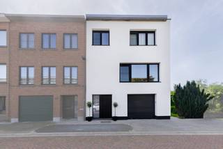 Geen zin om zelf te renoveren? Met deze halfopen woning, uniek gelegen aan het einde van een rustige en kindvriendelijke doodlopende straat in Kontich-Kazerne heeft u de komende jaren geen renovatiestress! <br /><br />•Gelijkvloers: Ruime, lichte inkomhal met toegang tot een omvangrijke berging, een aparte wasplaats en een uiterst grote garage, ideaal voor de wagen, fietsen of nog meer stockage.<br /><br />•Eerste verdieping: L-vormige leefruimte op een parketvloer, stijlvol afgescheiden door een op maat gemaakte, zwarte stalen deur. Dankzij de grote raampartijen aan de voor-, achter- én zijkant geniet u hier de hele dag van een uitzonderlijke lichtinval. De keuken is voorzien van een maximum aan opbergkasten en hoogwaardige toestellen.<br /><br />•Tweede verdieping: De nachthal leidt naar drie volwaardige slaapkamers, allemaal smaakvol afgewerkt met een doorlopende parketvloer. De uitzonderlijk grote badkamer is uitgerust met alles wat een kwalitatieve badkamer nodig heeft.<br /><br />•Dankzij de zuidgerichte tuin zonder belemmering van andere huizen, geniet u hier van de eerste tot de laatste zonnestralen. Deze is toegankelijk via de zijkant van de woning, dus geen gedoe met (tuin)afval doorheen het huis.<br /><br />Belangrijkste kenmerken:<br />• EPC: Label B (zeer energiezuinig)<br />• Plat dak, ideaal voor zonnepanelen & bekomen EPC A<br />• 14cm isolatie aan voor-, zij- en achtergevel<br />• Geïsoleerd en vernieuwd dak<br />• HR-beglazing met verluchtingsroosters, uitgerust met vliegenramen<br />• Doodlopende straat, op wandelafstand van een gezellige buurtsupermarkt, kleuter- & lagere school<br />• Bewoonbare opp.: 210 m²<br />• Perceelopp.: 230 m²<br />• Slaapkamer 1 (22m²) met elektrische rolluik, slaapkamer 2 (16m²) en slaapkamer 3 (7m²)<br />• Ruime en volledig uitgeruste badkamer met grote inloopdouche (160cm), ligbad, toilet, handdoekdroger en 2 wastafels met anticondensspiegels.<br />• Hyper uitgerust keuken met oven, combioven, inductievuur, koelkast, diepvriezer en vaatwasser<br />• Zonovergoten tuin, zonder belemmering van andere huizen