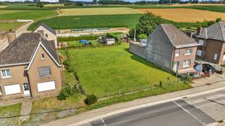 <p>Op een rustige en residentiële ligging in <strong>Appelterre</strong> bevindt zich deze mooie <strong>bouwgrond van 379 m²</strong>, bestemd voor het oprichten van een <strong>eengezinswoning in halfopen bebouwing</strong>. Dankzij de centrale ligging bevinden winkels, scholen, openbaar vervoer en de belangrijkste verbindingswegen zich op korte afstand, waardoor u geniet van een ideale combinatie van rust en bereikbaarheid.</p><p>De bouwgrond beschikt over een <strong>straatbreedte van ongeveer 12,09 meter</strong>. Rekening houdend met de verplichte <strong>zijdelingse bouwvrije strook van 3 meter</strong>, kan een woning met een <strong>maximale bouwbreedte van circa 9,09 meter</strong> worden gerealiseerd. </p><p>De <strong>maximale bouwdiepte bedraagt 18 meter op het gelijkvloers</strong> en <strong>12 meter op de verdieping</strong>. De <strong>maximale kroonlijsthoogte bedraagt 6 meter</strong>. De woning dient qua kroonlijsthoogte en dakhelling aan te sluiten bij de aanpalende bebouwing, zodat een harmonieus straatbeeld behouden blijft. De garage dient geïntegreerd te worden in het hoofdgebouw. In de achtertuin mag bovendien een <strong>tuinberging van maximaal 20 m²</strong> met een maximale hoogte van <strong>3 meter</strong> worden opgericht.</p>