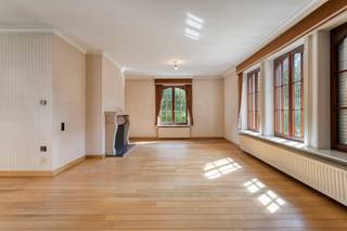 Ontdek deze eigendom tijdens de Pre-sale op dinsdag 08/09 van 17u30 tot 18u30, maak nu je afspraak! <br /><br />Deze te renoveren woning is gelegen op een mooi perceel van 1.008m² te koop in Waregem. Dit alleenstaand huis heeft 4 slaapkamers en mooie lichtinval in de leefruimtes, en geniet van een gunstige ligging nabij het centrum en station van Waregem.<br /><br />INDELING<br /><br />Gelijkvloers<br />inkomhal - apart toilet - vestiaire - leefruimte (massief parket en houthaard) - keuken - slaapkamer 1 - badkamer (ligbad, lavabo) - prachtige tuin<br /><br />Eerste verdiep<br />Slaapkamer 2 (lavabo) - slaapkamer 3 (lavabo) - zolderruimte (extra slaapkamer) <br /><br />De woning is volledig onderkelderd met garage en bijruimte. <br /><br />Naast de oprit ligt er een strook van 2 meter (mogelijkheid oprit te verbeden).<br /><br />ALGEMENE INFO<br /><br />- centrale verwarming op stookolie<br />- ruim perceel van ca. 1.008m²<br />- toegang tot garage via achterzijde<br />- nabij het station en op fietsafstand van centrum Waregem<br />- prachtige tuin<br /><br />Deze eigendom wordt aangeboden via Pre-sale. Op dinsdag 08/09 tussen 17u30 en 18u30 kan je de eigendom bezichtigen. Bij verdere interesse kan je een vast en onvoorwaardelijk bod uitbrengen tegen vrijdag 11/09 om 17u. De vermelde prijs is een richtprijs. Meer info omtrent deze koopmethode verneem je via https://www.dewaele.com/nl/advies/pre-sale-voordelen-voor-de-koper<br /><br />Contacteer ons voor een afspraak: 056 605 605<br /><br />De eigendom wordt aangeboden via de Pre-sale formule. Op 08/09/2026 tussen 17:30 en 18:30 kan u het huis op afspraak komen bezichtigen en een bod uitbrengen. De vermelde prijs is een instelprijs. Voor meer info, gelieve contact op te nemen met de dossierverantwoordelijke.<br /><br />Dit pand is onderworpen aan de renovatieverplichting van de Vlaamse overheid voor residentiële gebouwen (behoudens bij sloop binnen 5 jaar na de aankoop). Consulteer voor meer informatie de website van het Vlaams Energie- en Klimaatagentschap via https://www.vlaanderen.be/een-woning-kopen/renovatieverplichting-voor-residentiele-gebouwen<br /><br />Bestuursmaatregelen in het maatregelenregister: nee