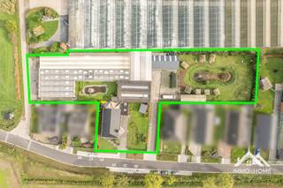 Gerenoveerde woning met 3 slaapkamers, loods EN werkplaats van 330 m2, winkel/magazijnen van 947 m2 ...<br />We vinden hier een uitgelezen kans voor iemand die zoekt naar een combinatie wonen/werken/veel buitenruimte. De bungalow herbergt alle woonvertrekken op het gelijkvloers, en deze stralen allemaal dezelfde klassevolle, tijdloze en rustige sfeer uit. Via de ruime inkomhal (met vestiaire) kom je tot in de grote leefruimte met open keuken. Een groot kookeiland zorgt voor veel kookcomfort, en het landelijke uitzicht door de grote raampartij vooraan de woning brengt de prachtige omgeving binnen in het dagelijks leven binnenshuis. Via een schuifdeur komen we in de gang die de rest van de woning verbindt. Hier vinden we twee mooie slaapkamers en twee ruime badkamers terug. Eentje met een inloopdouche, en eentje waar het absoluut relaxen is in het ligbad. Achter de keuken vinden we een doorgang naar zowel oprit als achtertuin terug, waar een grote vijver en ruim terras zorgen voor een instant vakantiegevoel. De sauna behoort eveneens tot dit mooie plekje. Achter dit alles is er een combinatie van werkplaatsen en opslagruimtes, die allemaal met elkaar verbonden zijn. Toegangen zijn er zowel voor- als achteraan voorzien (inclusief eigen parkeerplaatsen). De laatste troeven zijn gelegen aan de rechterzijde van het geheel : een grote werkplaats/polyvalente ruimte, die verbonden is met een tweede tuingedeelte dat is aangelegd rond een tweede (natuurlijke) vijver. Dit pand biedt bijzonder veel mogelijkheden door de combinatie van verschillende gebouwen. Het is bovendien prachtig gelegen in een heel landelijke omgeving.<br />Inschrijven via mail naar tommy@immo-home.be, geen telefonische inschrijvingen! Volg ons op Fb en Insta. Voor meer info: www.immo-home.be. GRATIS SCHATTING & GRATIS FINANCIEEL ADVIES