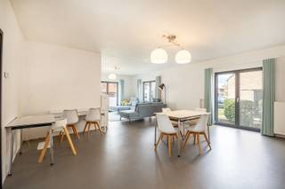 <p><span>Deze deels gerenoveerde en goed onderhouden woning bevindt zich in een rustige straat in Hulshout en beschikt over 4 slaapkamers, ideaal voor een groeiend gezin of voor het inrichten van een thuiskantoor.</span></p><p><span>De open leefruimte combineert de woon- en eetkamer, wat een perfect gevoel van ruimtelijkheid creëert. Hier is trouwens een pelletkachel voorzien voor extra warmte, of gezelligheid. De keuken is praktisch ingericht en voorzien van heel wat kasten. Aan berging sowieso geen gebrek hier. Het pand is immers volledig onderkelderd. Zo heb je er wasplaats, provisie- , hobby- en stapelruimte!</span></p><p><span>De woning beschikt verder over een uitgeruste badkamer met dubbele wastafel en ligbad. De badkamer is absoluut bruikbaar, maar laat ook ruimte tot verbetering.</span></p><p><span>Met een perceel van 1.023 m² geniet u van een aanzienlijke tuin met veel potentieel. Het ruime grasveld is omzoomd en biedt voldoende ruimte voor recreatie, spel en/of moestuin. </span></p><p><span>Deze woning in Hulshout is een uitstekende keuze voor wie op zoek is naar ruimte en mogelijkheden in een rustige omgeving. Contacteer ons via 0479/01.01.01 en kom het zelf ontdekken!</span></p>