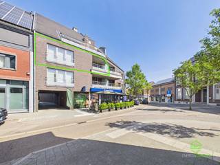<p><span>Te midden in het centrum, op wandelafstand van alle nodige voorzieningen, vinden we dit appartement terug op de tweede verdieping van een recente en goed onderhouden residentie. </span></p><p><span>Een bakker, postkantoor, horeca, supermarkt, apotheek, scholen, … zijn allemaal op wandelafstand gelegen. </span></p><p><span> </span></p><p><span>De residentie werd gebouwd in 2009 en afgewerkt met kwalitatieve materialen. </span></p><p><span>Het appartement beschikt over een EPC A en beschikt over een nieuwe verwarmingsketel uit 2024 alsook is de elektriciteit conform gekeurd. </span></p><p><span> </span></p><p><span>Via de gemeenschappelijke lift of de trap bereiken we de tweede verdieping waar dit appartement gelegen is. </span></p><p><span>Binnenkomen doen we in de inkomhal met toegang tot de open leefruimte. Aan de voorzijde werd een eetkamer met aansluitende woonkamer ondergebracht. Hier vinden we ook het eerste terras met een zuidelijke oriëntatie. De keuken is voorzien van de nodige toestellen en voldoende opbergruimte. Naast de keuken vinden we een handige berging terug met aansluiting voor de wasmachine.</span></p><p><span>De slaapkamers werden aan de achterkant ondergebracht. Een tweede terrasje vinden we hier ook terug. De badkamer werd voorzien van een lavabomeubel en een handige inloopdouche. </span></p><p><span> </span></p><p><span>Achter het gebouw bevindt zich een private staanplaats. </span></p><p><span> </span></p><p><span>Momenteel wordt het appartement al sinds 2019 verhuurd, waardoor dit eveneens een zeer interessante investering is. </span></p><p><span> </span></p><p><span>Pluspunten:</span></p><p><span>- 2 slaapkamers</span></p><p><span>- interessante investering</span></p><p><span>- twee terrassen </span></p><p><span> </span></p><p><span>Gemeenschappelijke kosten: € 90/maand</span></p><p><span> </span></p><p><span>De vermelde bewoonbare oppervlakte is de netto-oppervlakte van het appartement.</span></p><p><span> </span></p><p><span>EPC GD:</span></p><p><span>Certificaatnr: 20250601-0003614501-GD-1</span></p><p><span>Datum: 01/06/2025</span></p><p><span>Geldig tot: 01/06/2035</span></p>