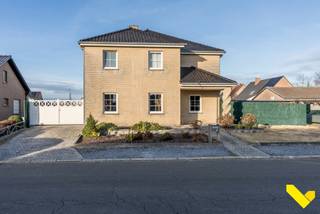 Cette villa spacieuse et prête à emménager, située dans une rue calme avec une excellente accessibilité, offre pas moins de 296 m² de...