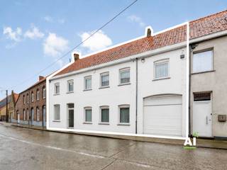 <span><span>Deze ruime gesloten woning, gelegen in het <strong>centrum van Vladslo</strong>, <strong>beschikt</strong> over een voormalige <strong>handelsruimte</strong> die zich perfect leent voor uiteenlopende invullingen, zoals een kapsalon, praktijkruimte, kantoor of voedingswinkel. Wenst u <strong>meer woonruimte</strong>? Dan kan deze ruimte, mits de nodige aanpassingen, ook perfect geïntegreerd worden in de woning.<br /><br />De voormalige handelsruimte biedt bovendien toegang tot een <strong>praktische kelder en een inpandige garage.</strong><br />Het woongedeelte start in de gezellige woonkamer, die aansluit op de keuken en de trap naar de eerste verdieping. Via de keuken bereikt u de wasplaats, het apart toilet, de badkamer en een handige berging. Daarnaast biedt de keuken ook toegang tot een <strong>praktische opbergzolder</strong>.<br />Op de eerste verdieping bevinden zich <strong>drie zeer ruime slaapkamers</strong>. Verder beschikt de woning over een uitzonderlijk <strong>ruime zolder</strong>, die perfect kan worden ingericht als extra slaapkamer, bureau, hobbyruimte of <strong>polyvalente ruimte</strong>.<br />Buiten geniet u van een gezellige koer met tal van bijgebouwen, ideaal als <strong>extra bergruimte</strong>, werkplaats of voor diverse hobby’s.<br />Dankzij de centrale ligging, de ruime indeling en de vele mogelijkheden vormt deze eigendom de ideale basis voor wie op zoek is naar een woning met <strong>extra potentieel</strong>.</span></span>
<div><br /><span><u><span>Troeven:</span></u></span>
<ul>
<li><span><span>Centrale ligging in het centrum van Vladslo;</span></span></li>
<li><span><span>Voormalige handelsruimte met diverse mogelijkheden;</span></span></li>
<li><span><span>Inpandige garage;</span></span></li>
<li><span><span>Praktische kelder;</span></span></li>
<li><span><span>Gezellige koer met tal van bijgebouwen;</span></span></li>
<li><span><span>Drie zeer ruime slaapkamers;</span></span></li>
<li><span><span>Inrichtbare zolder.</span></span></li>
</ul>
<span><span>Wenst u meer info? Of liever een bezichtiging? Neem contact met ons kantoor en we begeleiden u graag verder tijdens een plaatsbezoek. Dit kan op het nummer 051 50 11 51 of per mail via diksmuide@diksimmo.be. </span></span></div>