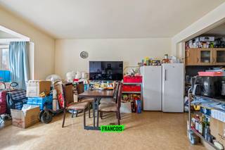 Dit tweeslaapkamer appartement is gelegen in de Belle Epoquewijk nabij het centrum van Oostende. Met talrijke buurtwinkels, openbaar vervoer en horeca, is het hier een aangename en bruisende buurt. <br /><br />Het appartement is op heden verhuurd (600 EUR/m) waardoor u onmiddellijk een fraai rendement geniet. <br /><br />Binnenin is er een logische indeling met een ruime inkomhal, leefkamer en aansluitend de keuken. <br /><br />Aan de achterzijde zijn er twee volwaardige slaapkamers beschikbaar. De badkamer is uitgerust met een douche en lavabo. <br /><br />In de kelder is er een ruime privatieve berging. <br /><br />Bent u op zoek naar een interessante investering aan de kust? <br /><br />Aarzel dan niet en neem contact op voor meer info of een afspraak. <br /><br />