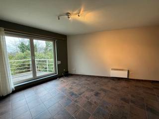 Duplex appartement op de 1ste verdieping. <br />Het appartement bestaat uit een leefruimte met open keuken. <br />De uitrusting van de keuken omvat een ijskast, een elektrisch kookvuur en een oven. <br /><br />In de badkamer beschik je over een enkele lavabo en een douchecabine. extra voorraad kan in de beschikbare berging worden opgeslagen.<br />Ook de slaapkamer bevindt zich aan de achterkant van het gebouw, wat de nodige rust garandeert. <br /><br />Vanop het zonnige terras geniet je van een landelijk uitzicht. <br />Bij het appartement hoort een autostaanplaats. <br /><br />Het appartement is onmiddellijk beschikbaar. <br />De gemeenschappelijke kosten zijn inbegrepen in de totale huurprijs van €700.<br /><br />De troeven:<br /><br />- Gunstig gelegen<br />- Duplex<br />- Autostaanplaats<br />- Terras<br /><br /><br />Heb je interesse? Vraag uw bezoek aan via onze website https://www.immovl.be/te-huur/list en druk op de knop 'IK WENS EEN BEZOEK'.