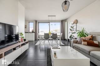 Dit lichtrijke en energiezuinige appartement bestaat uit een inkomhal, een apart toilet, een leefruimte met aansluitend een ingerichte keuken,...