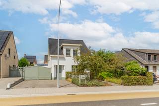 Deze zeer ruime gezinswoning is ideaal gelegen nabij het centrum van Beerse. <br /><br />De woning omvat op het gelijkvloers een inkomhal met ingemaakte kasten, een ruime leefruimte, een volledig geïnstalleerde keuken met eetplaats en aansluitend een praktische wasplaats met ingemaakte kasten en een toilet. <br /><br />Op de eerste verdieping vinden we 3 volwaardige slaapkamers dewelke eveneens allemaal voorzien zijn van de nodige inbouwkasten, een badkamer met ligbad en douche en toegang tot de bergzolder. <br /><br />Achteraan de woning is een gezellige tuin gelegen met een overdekt terras en aansluitend een zeer ruime en volledig onderkelderde garage/bijgebouw,.