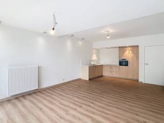 Bienvenue à la Résidence Hof ter Laak !Cet appartement au rez-de-chaussée, entièrement rénové, offre l'alliance parfaite entre confort moderne et...