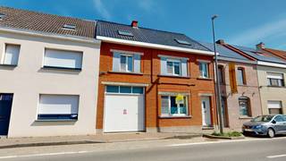 Vlak aan de dorpskern in Zingem treffen we deze zeer ruime woning aan. Dankzij zijn ideale ligging is de woning zeer vlot bereikbaar. De woning werd...