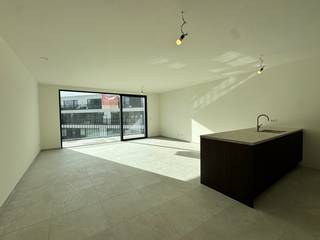 Een landelijke setting, moderne uitstraling en hoogwaardige materialen, dat is het minste wat je van residentie Michel & Maurice mag verwachten. Dit nieuwbouwproject in het hartje van Wielsbeke zal heel wat puntjes op je verlanglijstje afvinken. Of je nu op zoek bent naar een startersflat, een gezinswoning of een goede investering, je vindt het hier. De residentie biedt zowel één-, twee- als drieslaapkamerappartementen waarin praktisch wooncomfort centraal staat. Alle flats beschikken over een mooi zonneterras met zicht op de gezellige binnentuin, het kloppend hart van de residentie. De ideale plek om je buren te ontmoeten en zwoele zomeravonden door te brengen.<br /><br />De open indeling geeft elk appartement een erg ruimtelijk gevoel. Ben je een eerder een stadsmens? Ga dan voor een appartement aan de Rijksweg en volg wat er leeft in Wielsbeke, zelfs vanuit je luie stoel. Heb je het meer voor rust en ruimte? Dan zal het weidse uitzicht van de appartementen in de Molenstraat je zeker charmeren.<br /><br />In residentie Michel & Maurice is er voor elk wat wils!<br /><br />Ontdek het zelf en vraag hier verdere info aan.
