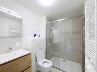 <p>Gelegen in het hart van het nieuwe residentiële project Mench in Schaarbeek, zal deze nieuwe studio van ongeveer 50 m² u bekoren door zijn perfecte balans tussen comfort en een rustgevende leefomgeving. Ontwikkeld rond een ruime aangelegde binnentuin, biedt het project een kalme en groene omgeving, terwijl het tegelijk geniet van een uitstekende bereikbaarheid, in de onmiddellijke nabijheid van openbaar vervoer, winkels en grote verkeersassen.</p>
<p>De studio beschikt over een geoptimaliseerde en lichte leefruimte, ontworpen om elke vierkante meter maximaal te benutten. De hoofdruimte geeft uit op een volledig uitgeruste keuken, ideaal voor een praktisch en aangenaam dagelijks leven. U geniet bovendien van een privatieve buitenruimte, een echte verlenging van uw leefruimte.</p>
<p>De technische voorzieningen voldoen aan de huidige normen: uitstekende energieprestatie met een EPC A, warmtepomp, zonnepanelen, ventilatiesysteem met dubbele flux, vloerverwarming, kwaliteitsvolle materialen en verzorgde afwerkingen. Lage provisies. Onmiddellijk beschikbaar. Mogelijkheid om een parkeerplaats te huren tegen meerprijs (met of zonder laadpaal). Oppervlaktes ter indicatie opgegeven.<br /><br /><u>Indeling</u><em> :</em><br />Inkomhal<br />Doucheruimte met toilet<br />Woonkamer + volledig uitgeruste Amerikaanse keuken<br />Wasruimte</p>