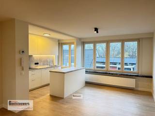 <p><span>Volledig gerenoveerd appartement op de derde verdieping gelegen vlakbij het centrum van Mariaburg. Onmiddellijk beschikbaar.</span></p><p><span> </span></p><p><span>Dit appartement werd zeer mooi vernieuwd en is als volgt ingedeeld: living met open keuken, badkamer met douche, lavabomeubel en toilet, 2 slaapkamers en Zuidgericht terras. Op het gelijkvloers is er een autostaanplaats.</span></p><p><span> </span></p><p><span>Bijzonderheden:</span></p><p><span>Pvc ramen met hoogrendementsglas </span></p><p><span>Dak werd vernieuwd en geïsoleerd </span></p><p><span>Alle nutsvoorzieningen zijn individueel </span></p><p><span>instapklaar: volledig geschilderd - lichtarmaturen met led verlichting </span></p><p><span>Zuidgericht terras</span></p><p><span> </span></p>