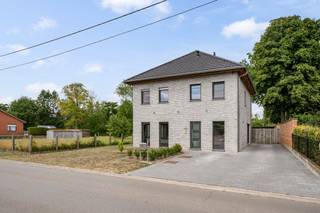 Deze recente (2018) en ruime (circa 252m²) moderne woning is rustig gelegen, doch zeer kort gelegen van het centrum van Balen. De woning is gelegen...
