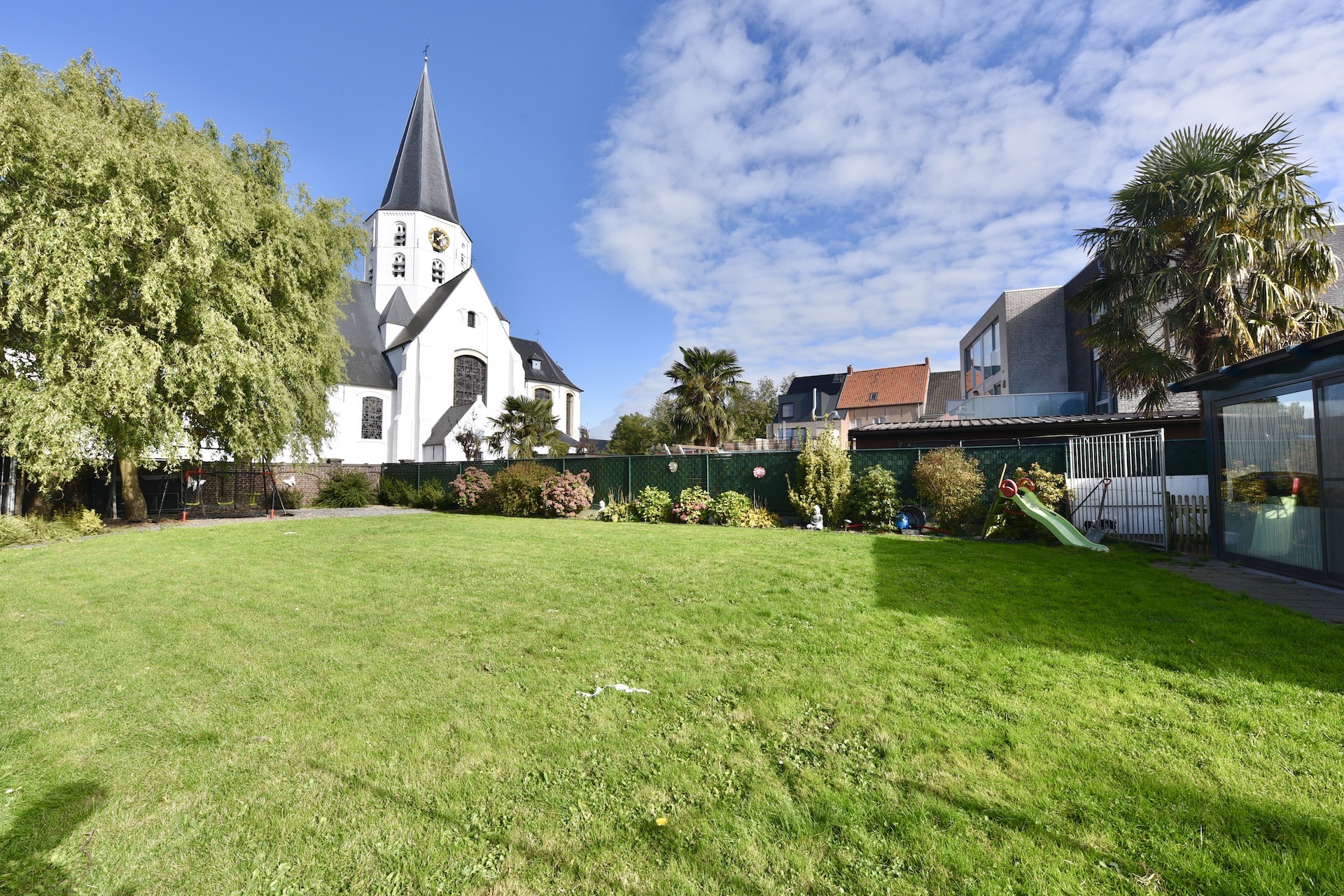 Woning met multifuncitonele ruimtes in de dorpskern met 5 slpk, tuin, gar, terras en schuur voor 365.000 EUR! - foto 4