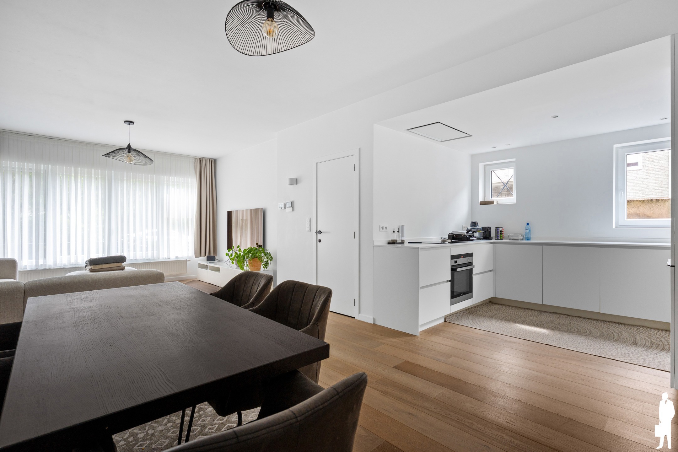 Lichtrijk gerenoveerd gelijkvloers appartement met garage - foto 4