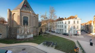 Op een toplocatie in de Jeruzalemstraat, pal aan het iconische Sint-Annaplein in het hart van Brugge verkopen wij deze authentieke stadswoning...