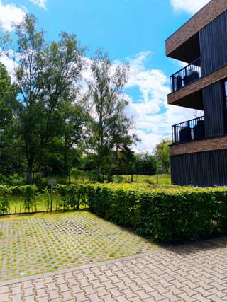 Te koop – Buitenstaanplaats in het groene Hoogboom<br /><br />Bent u op zoek naar een veilige en vlot bereikbare parkeerplaats in Hoogboom? Dan is deze buitenstaanplaats wellicht precies wat u zoekt. Gelegen in de gegeerde en groene woonwijk Castelijn, vlak bij de Hoogboomsteenweg, biedt deze staanplaats een praktische oplossing voor het parkeren van uw wagen. De rustige residentiële omgeving, gecombineerd met een uitstekende bereikbaarheid, maakt dit een interessante opportuniteit voor zowel buurtbewoners als investeerders.<br /><br />Troeven:<br />Gelegen in een rustige en groene omgeving<br />Residentiële en veilige buurt<br />Vlotte aansluiting op de Hoogboomsteenweg<br />Geschikt voor één voertuig<br />Onmiddellijk beschikbaar<br />Interesse of wenst u meer informatie over de prijs en voorwaarden? Neem gerust contact met ons op. Wij helpen u graag verder.<br /><br />Voor prijs en bijkomende informatie: contacteer ons vrijblijvend op 0485 33 38 07.