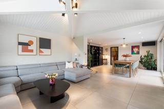 [[ DIT PAND NEEMT DEEL AAN DE ERA OPEN HUIZEN DAG OP 13/6 VAN 14:30 TOT 15:30 ]]
<p>Te koop: karaktervolle woning in het centrum van Temse, op wandelafstand van scholen, openbaar vervoer, treinstation en ziekenhuis.</p>

<p> </p>

<p>Deze woning, gebouwd tussen 1900 en 1918, combineert authentieke charme met royale leefruimtes. De enorm mooie open ruimtes met veel lichtinval zorgen voor een aangename sfeer. De grote garage biedt plaats voor meerdere wagens, ideaal voor gezinnen of wie extra opslag nodig heeft. Bovendien geniet u van een lichtrijke binnenkoer en een zonnige tuin, perfect voor ontspanning.</p>

<p> </p>

<p>Belangrijkste ruimtes:<br />• Ruime living (47 m²) met overvloedig daglicht<br />• Volledig ingebouwde keuken (20 m²)<br />• 5 slaapkamers (13 m², 19 m², 30 m², ...)<br />• 2 badkamers, waaronder één met inloopdouche en dubbele wastafel en één nog af te werken<br />• 3 Praktijkruimtes (20m², 6 m², 6 m²) die vrij in te vullen zijn<br />• Bergingen (7 m² en 8 m²)<br />• Dressing (10 m²)<br />• Grote garage voor meerdere wagens en kleine zelfstandige <br />• Zonnige tuin<br />• Een patio die heel gezellig is ingericht <br />• Aanwezigheid van 18 zonnepanelen  + thuisbatterij</p>

<p> </p>

<p>Troeven:<br />• Enorm mooie open ruimtes met veel lichtinval<br />• Grote garage met plaats voor meerdere wagens<br />• Lichtrijke binnenkoer en zonnige tuin</p>

<p> </p>

<p>Neem vandaag nog contact op met uw ERA-makelaar voor een bezoek.</p>

<p> </p>

<p>JOUW DROOMHUIS. ZO GEVONDEN!</p>