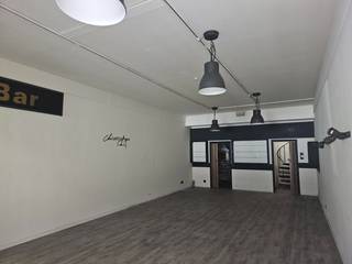 <strong>Handelspand te huur in het centrum van Maasmechelen.</strong><br /><br />Dit centraal gelegen handelspand in Maasmechelen biedt tal van mogelijkheden voor diverse commerciële doeleinden. Het pand is opgedeeld in twee verdiepingen.<br />Op het gelijkvloers bevindt zich een ruime handelsruimte, aangevuld met een keuken.<br /><br />Een ideale locatie voor ondernemers die op zoek zijn naar een pand met potentieel in een commerciële topligging.<br /><br />Dit handelspand is onmiddellijk beschikbaar.<br />