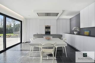 Op wandelafstand van het strand, in een mooie, stille residentiële buurt te Sint-Idesbald (Koksijde) heeft u deze luxueuze en energiezuinige villa...