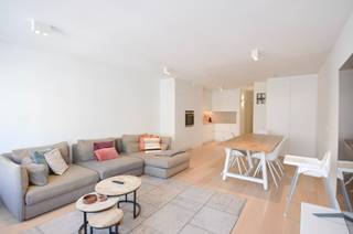 L'appartement se situe à deux pas de la plage et à proximité des commerces.<br />Disposition :<br />Hall d’entrée avec toilettes invités et vestiaire<br />Vaste séjour lumineux avec vue latérale sur la mer<br />Cuisine ouverte entièrement équipée, dotée de tout le confort moderne<br />Chambre principale avec armoires encastrées<br />Salle de bains<br />Deuxième chambre avec armoires encastrées, convenant à l’installation de deux lits superposés<br />Salle de douche avec raccordement pour machine à laver<br /><br />Cet appartement prêt à emménager allie confort, luminosité et situation exceptionnelle en bord de mer.