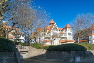 LUXUEUS APPARTEMENT MET PANORAMISCH ZICHT – RESIDENTIE CASA LENA, KNOKKE-ZOUTEIn het hart van het prestigieuze Zoute, in de gegeerde residentie Casa...