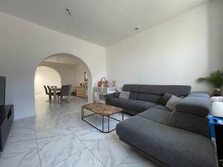 Gerenoveerde woning met 4 slaapkamers en tuin te Wervik<br /><br /><strong>Deze woning bestaat uit: </strong><br /><br /><u>* Gelijkvloers:</u> inkomhal met toilet, ruime living die meegaat met de eetkamer en de keuken.  Er is momenteel geen keuken aanwezig.  De keuken heeft een inkijk naar gezellige tuin.<br />Bij de keuken heb je nog een aparte berging.<br />De kelder is volledig droog.<br /><u>* 1ste verdieping:</u> 2 ruime slaapkamers en badkamer. In de badkamer bevindt zich er nog een extra toilet.  <br /><u>* 2de verdieping:</u> 2 ruime slaapkamers<br /><br />+ volledig gerenoveerd<br />+ elektriciteit conform<br />+ gunstig EPC