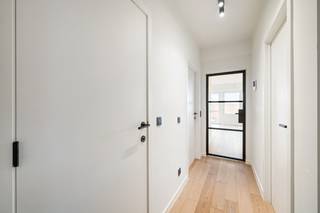 Bent u op zoek naar een instapklaar appartement gelegen in een rustige en aangename woonomgeving? Dan is dit appartement met twee slaapkamers in Residentie Wellington, gelegen in het westerkwartier van Oostende, zeker een bezoek waard. Dit appartement bevindt zich op de derde verdieping van een kleinschalige residentie zonder lift en biedt een praktische indeling met een lichtrijke leefruimte, een open keuken, twee slaapkamers en een badkamer. Ook is er een fietsenberging aanwezig alsook een aparte berging. Het appartement is instapklaar, waardoor u het appartement meteen kan betrekken. Als absolute troef van dit appartement is dat er een garage in het gebouw in de prijs inbegrepen zit, een absolute meerwaarde in deze buurt. Neem vandaag nog contact met ons op voor meer informatie of een bezoek ter plaatse.