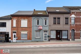 Deze instapklare gesloten bebouwing geniet van een uitstekende ligging aan de Diestsestraat 46, op wandelafstand van het centrum van Scherpenheuvel.<br /><br />De woning combineert een centrale locatie met een verrassend lichtrijk interieur, verspreid over drie woonniveaus. Dankzij de nabijheid van winkels, scholen en openbaar vervoer is dit de ideale uitvalsbasis voor wie alles binnen handbereik wil hebben.<br /><br />De woning is direct bewoonbaar, met twee ruime slaapkamers en een functionele kelder die dienstdoet als wasplaats en (fiets)berging. De compacte perceeloppervlakte zorgt bovendien voor een onderhoudsvriendelijk karakter, perfect voor wie houdt van stedelijk wonen zonder tuinonderhoud.<br /><br /><u><strong>INDELING</strong></u><br /><strong>Gelijkvloers: </strong>Inkomhal, living, eetkamer, keuken<br /><strong>1ste verdieping: </strong>Nachthal, slaapkamer, badkamer<br /><strong>2de verdieping:</strong> Slaapkamer onder dak<br /><strong>Kelder:</strong> Technische ruimte, wasplaats, berging<br /><br /><br />Ervaar zelf de vele voordelen van deze woning tijdens een persoonlijke rondleiding. <br />Maak vandaag nog je afspraak. <br />Mail naar info@immopersyn.be of bel 013 444 008.