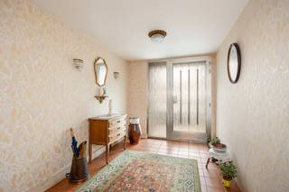 This house to renovate for sale is in a prime location in Temse, near the shopping street and all kinds of cozy restaurants. You can do everything...