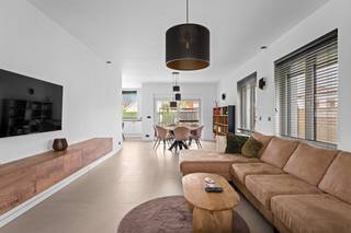 <p>Instapklaar wonen zonder compromissen? Deze karaktervolle woning op een topligging in Sint-Michiels combineert ruimte, afwerking en techniek op een niveau dat zelden op de markt komt.</p><p>Deze woning werd niet gerenoveerd om te verkopen, maar om zelf in te wonen. Elk detail werd doordacht uitgevoerd door een aannemer, met duurzame materialen en moderne technieken als basis. Zo beschikt de woning over een conforme elektrische installatie én een sterke energetische prestatie met label A (80 kWh/m²) – een zeldzame combinatie van comfort en energiezuinigheid.</p><p>Binnenin geniet u van een lichtrijke leefruimte, een volledig uitgeruste keuken en een praktische indeling met 5 volwaardige slaapkamers, waaronder een bureau/slaapkamer op het gelijkvloers – ideaal voor thuiswerk of praktijk. De nachthal met ingemaakte kasten, ruime kamers en luxueuze badkamer zorgen voor een perfect gezinscomfort.</p><p>De extra troef? Een tweede toegang achteraan via de Kleine Tillegemstraat, wat flexibiliteit en bereikbaarheid aanzienlijk verhoogt.</p><p>Dit is geen woning waar nog moet worden nagedacht over renovaties. Dit is een woning waar u meteen kan wonen, met de zekerheid dat alles klopt.</p><p>Bent u op zoek naar kwaliteit, ruimte en rust op een strategische ligging? Dan is dit een kans die u best zelf komt ervaren.</p><p>Interesse?</p>