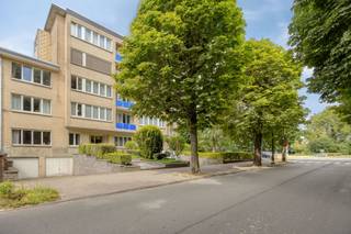 Immo Pické biedt U dit zeer goed gelegen gelijkvloersappartement aan in Anderlecht, in de onmiddellijke nabijheid van winkels, scholen, openbaar vervoer, belangrijke verbindingswegen en de Ring rond Brussel. Recht tegenover het appartement bevindt zich bovendien het Astridpark, een ideale locatie om te wandelen en te genieten van een groene omgeving. Het appartement omvat een inkomhal, een lichtrijke woonkamer, een keuken, een berging, een afzonderlijk toilet, een nachthal, een badkamer en twee ruime slaapkamers (19m² en 15m²). Daarnaast beschikt het appartement over een privatieve kelder, ideaal als extra bergruimte. De maandelijkse gemeenschappelijke lasten bedragen ongeveer € 230 per maand, inclusief een voorschot op het verbruik van de verwarming. In het gebouw werden reeds verschillende werken uitgevoerd, waaronder de vernieuwing van de telecominstallatie, de lift in 2023 en het dak in 2026. Wenst u meer informatie of een bezoek ter plaatse? Aarzel dan niet om contact op te nemen met ons kantoor.