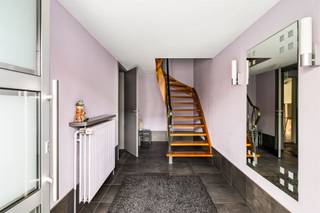 <p><span>Het betreft hier een instapklare gesloten bebouwing van het type bel-etage met momenteel vier volwaardige slaapkamers en drie badkamers.</span></p><p><span>De woning biedt heel wat mogelijkheden. Uitbreiding naar zes tot zeven slaapkamers? Dat kan. Zorgwonen? Ook te organiseren. Terug omvormen naar twee appartementen? Zou moeten kunnen.</span></p><p><span>Ready to use, doch een aantal vernieuwingen zijn hier wel degelijk aan de orde, zoals o.a. een deel van het sanitair en de keuken op de tweede verdieping.</span></p><p><span>Op de eerste verdieping vinden we momenteel een hal (met ingemaakte kast), een badkamer (met douche, lavabomeubel en toilet), een volledig ingerichte keuken, een ruime leefruimte (40,15m²), met voldoende plaats voor een eetkamer en een gezellige zithoek, en een prachtig (vergund) terras (23,20m²).</span></p><p><span>Op de tweede verdieping (vroegere appartement met één slaapkamer) vinden we een hal, een vestiaire, een apart toilet, een badkamer (met ligbad en lavabo), één slaapkamer, een leefruimte en een keuken. Deze twee laatste ruimtes kan men eventueel omvormen naar een ruime master met bijhorende dressing.</span></p><p><span>Op de derde verdieping vinden we dan nog drie slaapkamers, elk 10,75m² groot, en een badkamer (met ligbad, dubbel lavabomeubel en toilet).</span></p><p><span>Met de dubbele garage en de oprit vinden we hier ook voldoende parkeergelegenheid op eigen terrein.</span></p><p><span>Ook aan bergruimte trouwens geen enkel gebrek met de bergplaatsen op het gelijkvloers en de zolder (bereikbaar via vlisotrap).</span></p><p><span>De woning beschikt tenslotte ook nog over een op het westen georiënteerde tuin met een ruim terras, deels overdekt, een zwembad en een tuinhuis.</span></p><p><span>Is uw interesse gewekt? Wel, dan hoor ik graag van U.</span></p>