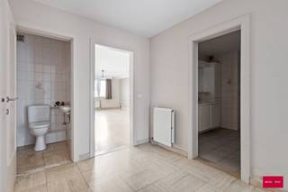 Ruim en licht appartement met garage op toplocatie. EPC B (117 kWh/m²jaar) - Elektriciteit conform - Asbestvrij. We betreden het appartement via...