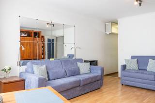 - Gemeubeld<br />- Zéér verzorgd &amp; instapklaar<br />- Topligging, pal aan Jachthaven <br /><br />Op zoek naar een instapklare studio op toplocatie?<br />Deze gemeubelde studio op de 2de verdieping in residentie 't Kraainest ligt in het centrum van Oostende, vlakbij de jachthaven en op wandelstanden van het openbaar vervoer, de zee en het strand, talrijke boetieks, supermarkten en restaurants, ...<br /><br /><strong>Indeling</strong>: inkom, gezellige woonkamer die geniet van lateraal zicht naar de Jachthaven, eetplaats, ingerichte keuken, badkamer met ligbad, wastafel en toilet.<br />Deze studio wordt gemeubeld aangeboden. <br /><br />Of je nu op zoek bent naar een eigen stek aan zee of een slimme investering, deze studio biedt het allebei.<br />Deze studio combineert de charme van wonen aan zee met alle comfort van een stadse ligging.<br /><br />EPC 142/kWh - elektriciteit conform gekeurd <br /><br />Alle info en bezoeken via Immo De Beus 059 510 300