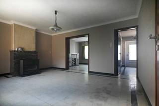 Welkom in deze charmante, te renoveren, gelegen vlakbij de Statieput en de Groene 62 in Eernegem (Ichtegem).<br />Deze goed georiënteerde hoekwoning heeft een indeling dat veel mogelijkheden biedt.<br /><br />Er is een ruime inkom, drie ruime slaapkamers met de mogelijkheid om in de zolder extra kamers te creëren en een ruime leefruimte.<br />Mits de nodige aanpassingen kan deze woning uitgroeien tot een fantastische woonplaats. <br />De grote, zonnige tuin is een absolute troef voor iedereen die van het buitenleven houdt. Er is een een ruime garage en bergplaats aanwezig.<br />Dankzij de centrale ligging zijn winkels, scholen en openbaar vervoer op wandelafstand. <br />Deze woning is een buitenkans voor jonge gezinnen, starters of investeerders die dromen om hun huis met tuin en garage naar eigen smaak en goesting aan te passen.<br />Ben je klaar om dit project onder handen te nemen?<br />Neem snel contact op voor een bezichtiging en laat je verrassen door de mogelijkheden.<br /><br />Voor meer informatie of een bezoek bel 059 / 508 555 of mail naar kris.bauwens@huisid.immo