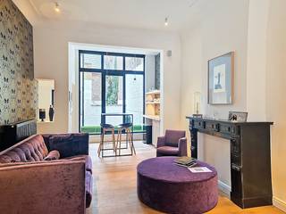 Deze prachtige kantoorruimtes te huur bevinden zich in een kleinschalig, maar bijzonder karaktervol businesscenter in Gent. De hoge plafonds en de authentieke houten vloer creëren een rustige en warme werksfeer. De kantoren zijn volledig instapklaar en uitgerust met alle modern comfort. Bovendien kunnen huurders gebruikmaken van diverse ondersteunende diensten. Op het gelijkvloers is er een terras voorzien.Het pand is gelegen aan de Koning Albertlaan, recht tegenover een tramhalte tussen het station en het stadscentrum. Dankzij deze uitstekende ligging is het kantoor zowel centraal gelegen als uitstekend bereikbaar met het openbaar vervoer en met de wagen. Het station Gent-Sint-Pieters ligt op wandelafstand en biedt een ruime publieke parking, vlot bereikbaar via de R4 en de E40.Beschikbare oppervlaktes:- Gelijkvloers: 53m²- 1e verdieping: 63m²- 2e verdieping: 45m²- 3e verdieping 38m²Specificaties: - Parlofoon- Volledig uitgeruste keuken - Coffee corner- Parketvloer- Toegangscontrole via smartphone- 24/7 toegankelijk- Gemeenschappelijk sanitair- Badkamer met douche- Centrale verwarming op aardgas - Akoestische isolatieDiensten (inbegrepen):- Poetsdienst gemeenschappelijke delen- Onroerende voorheffing- Brandverzekering- Verbruik elektriciteit, gas en water- Meubilair te besprekenBeschikbaarheid:Onmiddellijk beschikbaar. Bent u geïnteresseerd in deze kantoren te huur in Gent? Aarzel dan niet om contact op te nemen via 09 245 35 35 of business.gent@dewaele.com.