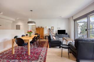 Dit instapklaar appartement van ca 100 m² bewoonbare oppervlakte met twee ruime slaapkamers en terras staat te koop en bevindt zich aan de Haringrodestraat in Antwerpen. Het terras geeft uit op de groene achtertuin waardoor je jezelf in een groene oase bevind. Het appartement zelf is gelegen op de tweede verdieping van een recent gebouwencomplex. Indeling:- ruime leefruimte met open keuken met SMEG toestellen- gezellig terras van 13m² dat naadloos aansluit op de leefruimte- twee slaapkamers- badkamer - apart toilet met handenwasser- ruime berging met aansluiting wasmachine - ondergrondse autostaanplaats (mogelijkheid tot aankopen)- privatieve kelderberging- fietsenbergingTroeven:- doorlopende parketvloer- zonnewering achteraan- recent gebouw- zeer goed onderhoudenDit appartement wordt te koop aangeboden via Pre-sale. De bezoeken op afspraak zullen gepland worden op zaterdag 27 juni en dinsdag 30 juni.Bij verdere interesse kan je een vast en onvoorwaardelijk bod uitbrengen uiterlijk tegen vrijdag 3 juli om 16u00. De vermelde prijs van €419.000 is een richtprijs. De ondergrondse autostaanplaats kan optioneel mee aangekocht aan een prijs van €35.000, dit is een richtprijs.Had u graag uw eigen eigendom te koop aangeboden contacteer ons dan voor een vrijblijvende schatting, telefonisch op het nummer 03/206.76.76 of per mail naar antwerpen@dewaele.com. Ook voor alle andere vragen omtrent vastgoed kan u steeds bij ons kantoor te Antwerpen terecht!De eigendom wordt aangeboden via de Pre-sale formule. Van 27/06/2026 om 14:00 tot 30/06/2026 om 18:30 kan u de woning op afspraak komen bezichtigen en een bod uitbrengen. De vermelde prijs is een instelprijs. Voor meer info, gelieve contact op te nemen met de dossierverantwoordelijke.Bestuursmaatregelen in het maatregelenregister: nee