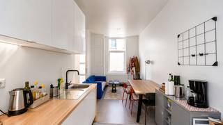 <p>Volledig gerenoveerde woning met 3 slaapkamers en stadskoer op toplocatie in Gent<br /><br />Op een uitstekende locatie in de Goudensterstraat 38 in Gent bevindt zich deze prachtig gerenoveerde woning met 3 slaapkamers, een gezellige stadskoer en een hoogwaardige afwerking. <br />De woning ligt in een rustige stadsomgeving, vlak bij het water van de Zuidkaai en de Coupure.<br />Dankzij de centrale ligging bevindt u zich op korte afstand van tal van bekende Gentse trekpleisters.<br />Het historische stadscentrum, de Korenmarkt, het Gravensteen, de Veldstraat en de gezellige winkel- en horecazaken zijn eenvoudig bereikbaar met de fiets of te voet. <br />Ook het groene karakter van de buurt komt volledig tot zijn recht dankzij de nabijheid van het Groenevalleipark en de wandelroutes langs de Coupure.<br /><br />De woning beschikt over een uitstekende bereikbaarheid met openbaar vervoer en ligt bovendien gunstig ten opzichte van belangrijke invalswegen. Met een Mobiscore van 8/10 geniet u hier van een zeer vlotte en duurzame mobiliteit.<br /><br />Indeling en troeven:<br /><br />• Ruime dubbele leefruimte met veel natuurlijke lichtinval<br />• Volledig uitgeruste keuken voorzien van vaatwasser, oven, kookplaat, dampkap en koelkast met diepvriesvak<br />• Sfeervolle stadskoer in blauwsteen, bereikbaar vanuit zowel de leefruimte als de keuken<br />• 3 volwaardige slaapkamers verspreid over twee verdiepingen<br />• Luxe badkamer met ligbad voorzien van jets, regendouche en dubbel lavabomeubel<br />• Apart gastentoilet op het gelijkvloers<br />• Alle slaapkamers uitgerust met COAX- en UTP-aansluitingen<br />• Gerenoveerd met kwalitatieve materialen en oog voor detail - B-label met zonnepanelen!<br /><br />Interesse in deze leuke stadswoning?<br /><br />Voor meer informatie of een bezoek, contacteer Thomas via thomas@vicusvastgoed.be of op het nummer 0474 26 27 58.</p>